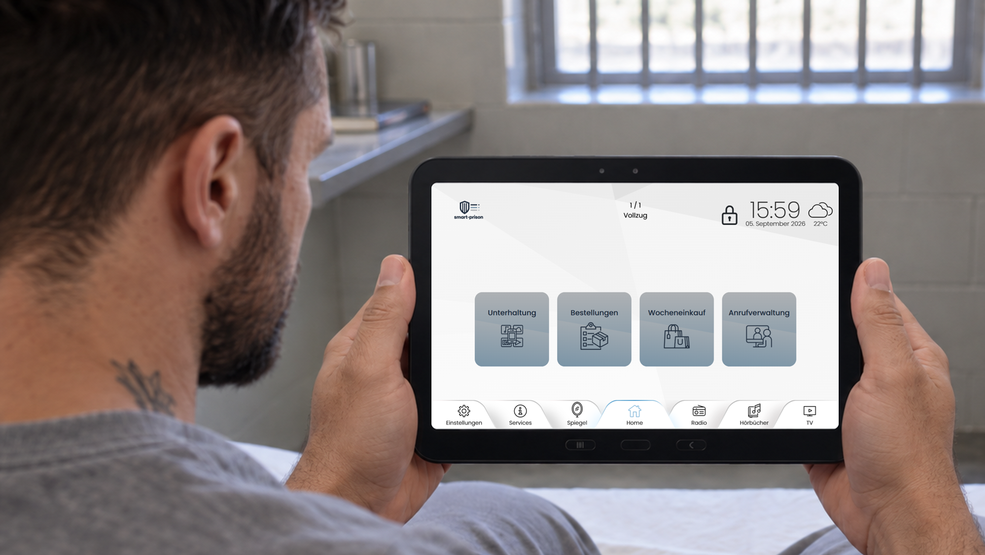 Insasse mit smart-prison Tablet
